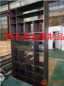 冷与藏的秩序共生 解读金属工业风展示架的多重灵魂